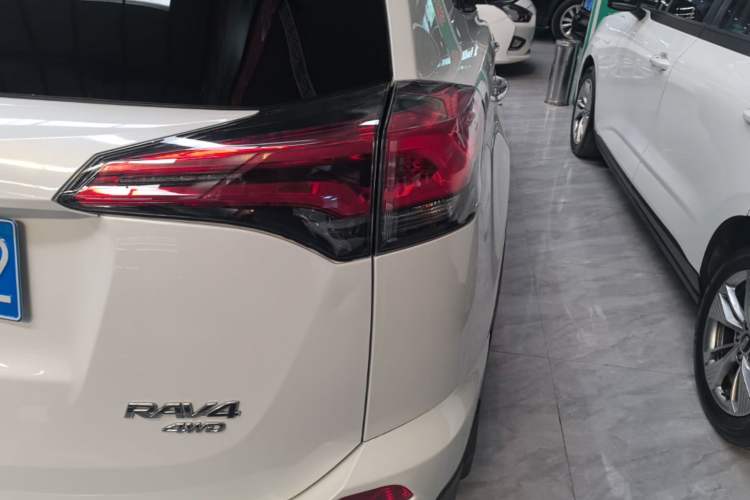 Used Toyota RAV4 2016 2.5L Automatic 4x4 Elite Edition Right Rear Taillight