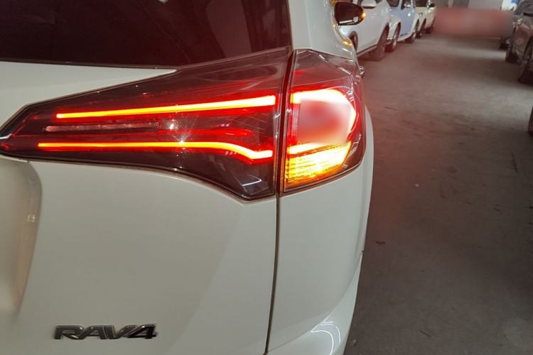 Used Toyota RAV4 2016 2.0L CVT Two-Wheel Drive Fashion Edition China V Standard Right Rear Taillight