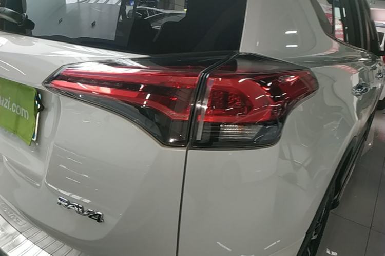 Used Toyota RAV4 2016 2.0L CVT Two-Wheel Drive Fashion Edition China V Standard Right Rear Taillight