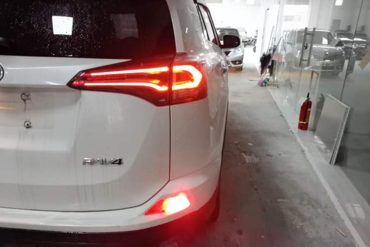 Used Toyota RAV4 2016 2.0L CVT Two-Wheel Drive Fashion Edition China V Standard Right Rear Taillight