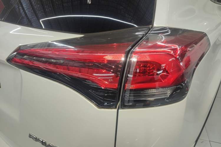 Used Toyota RAV4 2016 2.0L CVT Two-Wheel Drive Smart Edition China V Standard Right Rear Taillight