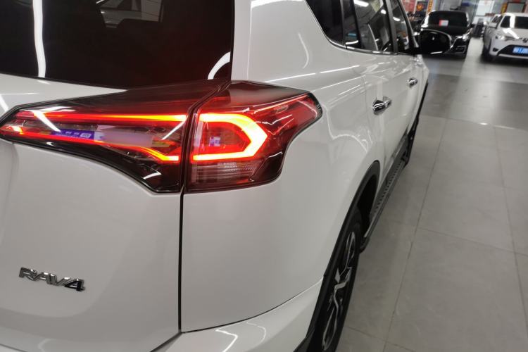 Used Toyota RAV4 2016 2.0L CVT Two-Wheel Drive Fashion Edition China V Standard Right Rear Taillight