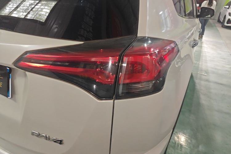 Used Toyota RAV4 2016 2.0L CVT Two-Wheel Drive Fashion Edition China V Standard Right Rear Taillight