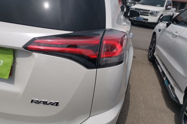 Used Toyota RAV4 2016 2.0L CVT Two-Wheel Drive Smart Edition China V Standard Right Rear Taillight