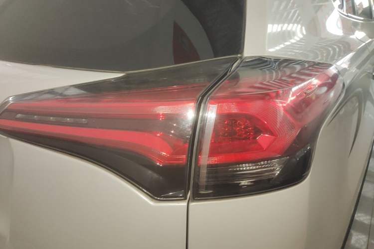 Used Toyota RAV4 2016 2.5L Automatic 4x4 Elite Edition Right Rear Taillight