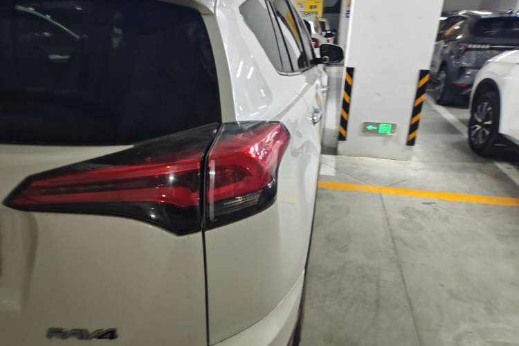 Used Toyota RAV4 2016 2.0L CVT Two-Wheel Drive Fashion Edition China V Standard Right Rear Taillight