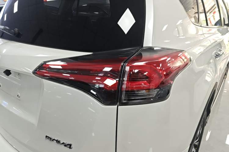Used Toyota RAV4 2016 2.0L CVT Two-Wheel Drive Fashion Edition China V Standard Right Rear Taillight