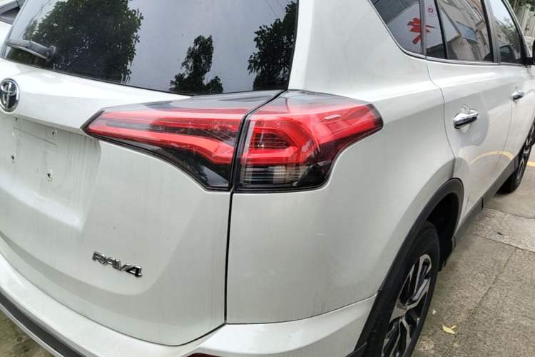Used Toyota RAV4 2016 2.0L CVT Two-Wheel Drive Smart Edition China V Standard Right Rear Taillight