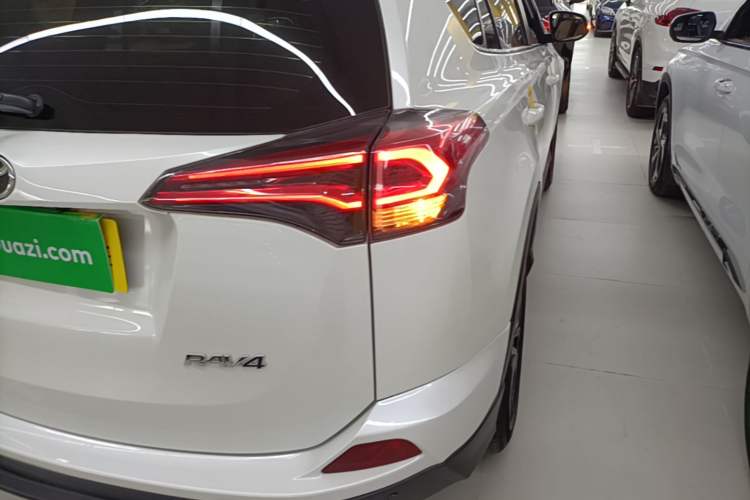 Used Toyota RAV4 2016 2.0L CVT Two-Wheel Drive Urban Edition China V Standard Right Rear Taillight