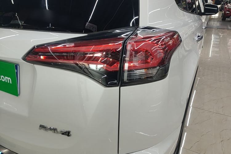 Used Toyota RAV4 2016 2.0L CVT Two-Wheel Drive Fashion Edition China V Standard Right Rear Taillight