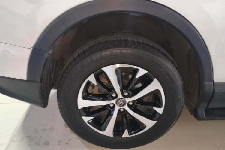 Used Toyota RAV4 2016 2.0L CVT Two-Wheel Drive Fashion Edition China V Standard Right Rear Wheel Hub