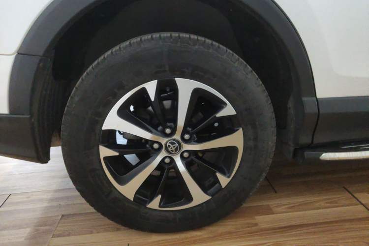 Used Toyota RAV4 2016 2.0L CVT Two-Wheel Drive Comfort Edition China V Standard Right Rear Wheel Hub