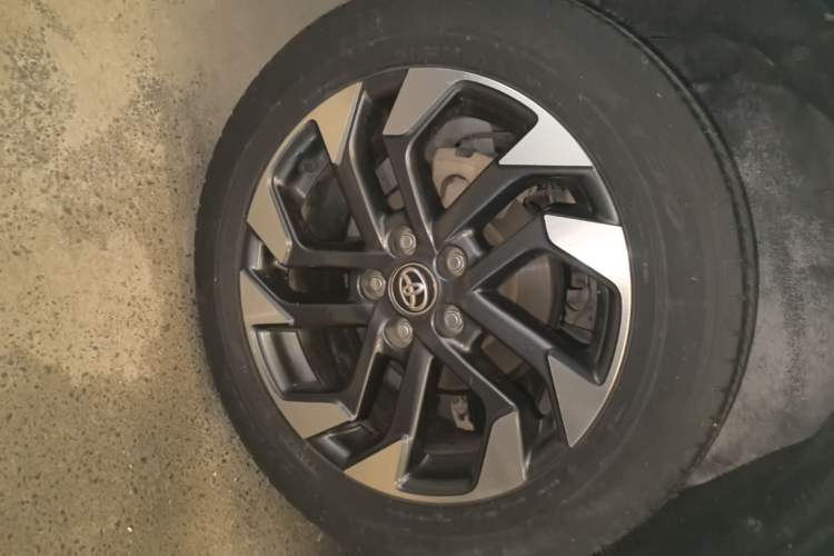 Used Toyota RAV4 2016 2.5L Automatic 4x4 Elite Edition Right Rear Wheel Hub