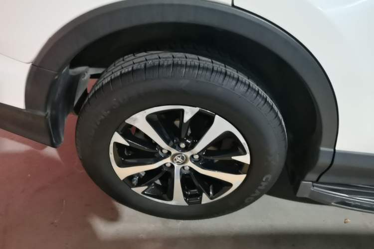 Used Toyota RAV4 2016 2.0L CVT Two-Wheel Drive Fashion Edition China V Standard Right Rear Wheel Hub