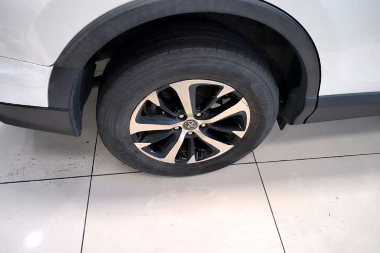 Used Toyota RAV4 2016 2.0L CVT Two-Wheel Drive Fashion Edition China V Standard Right Rear Wheel Hub