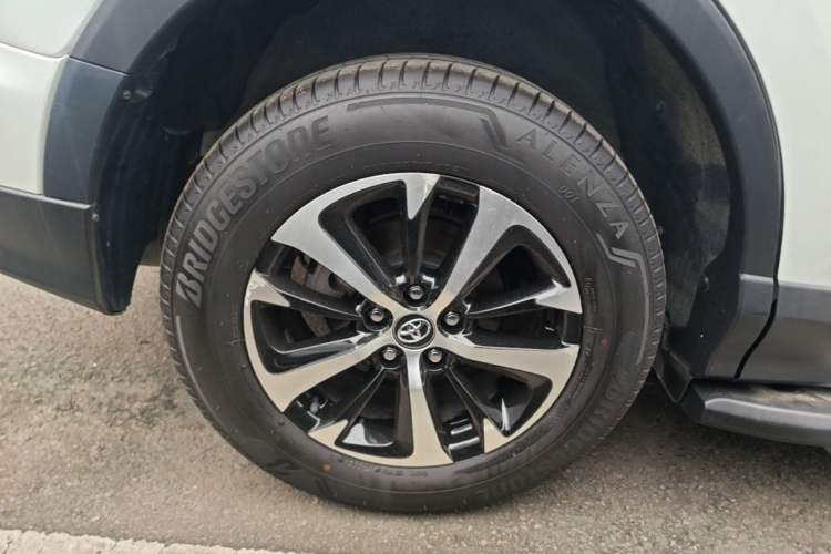 Used Toyota RAV4 2016 2.0L CVT Two-Wheel Drive Smart Edition China V Standard Right Rear Wheel Hub