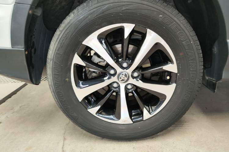 Used Toyota RAV4 2016 2.0L CVT Two-Wheel Drive Fashion Edition China V Standard Right Rear Wheel Hub
