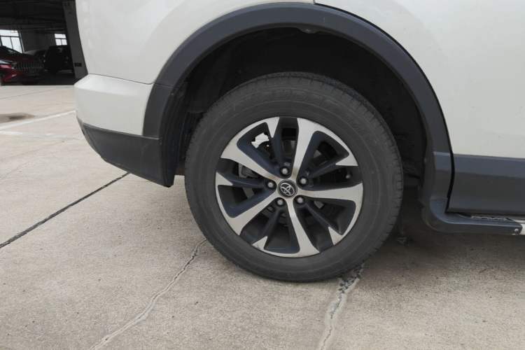 Used Toyota RAV4 2016 2.0L CVT Two-Wheel Drive Smart Edition China V Standard Right Rear Wheel Hub