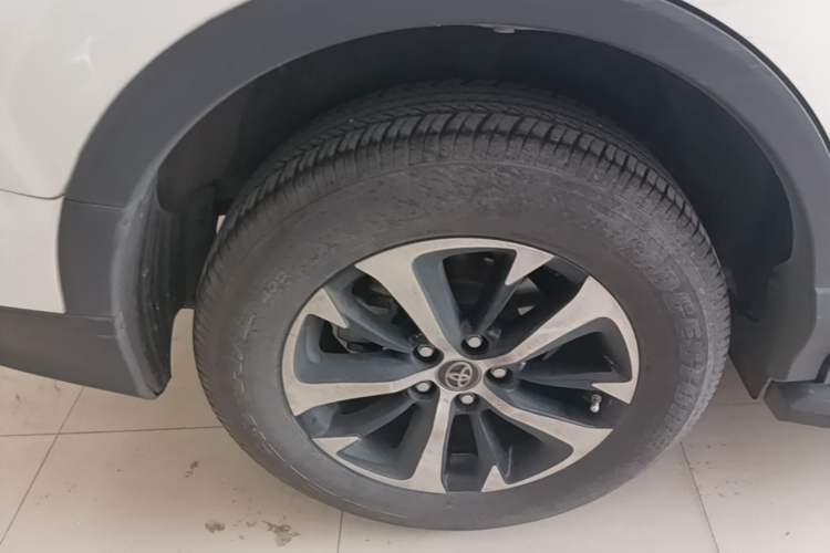 Used Toyota RAV4 2016 2.0L CVT Two-Wheel Drive Smart Edition China V Standard Right Rear Wheel Hub