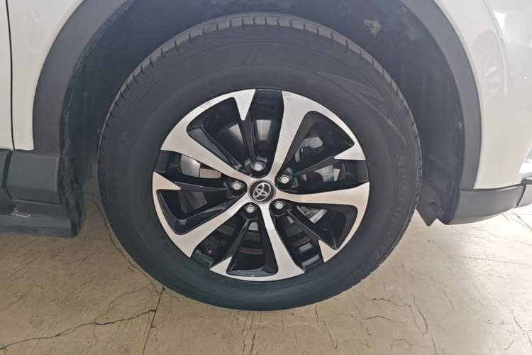Used Toyota RAV4 2016 2.0L CVT Two-Wheel Drive Fashion Edition China V Standard Right Rear Wheel Hub