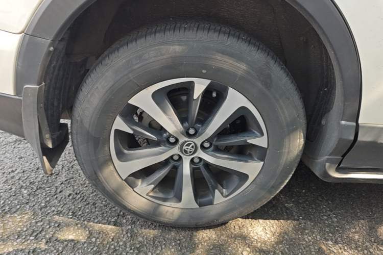 Used Toyota RAV4 2016 2.0L CVT Two-Wheel Drive Smart Edition China V Standard Right Rear Wheel Hub