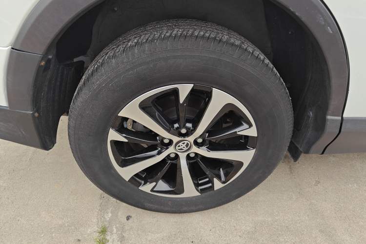 Used Toyota RAV4 2016 2.0L CVT Two-Wheel Drive Fashion Edition China V Standard Right Rear Wheel Hub