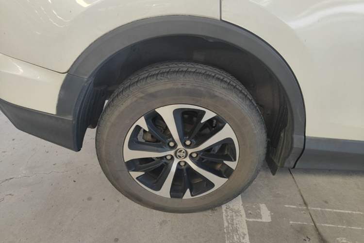Used Toyota RAV4 2016 2.0L CVT Two-Wheel Drive Fashion Edition China V Standard Right Rear Wheel Hub