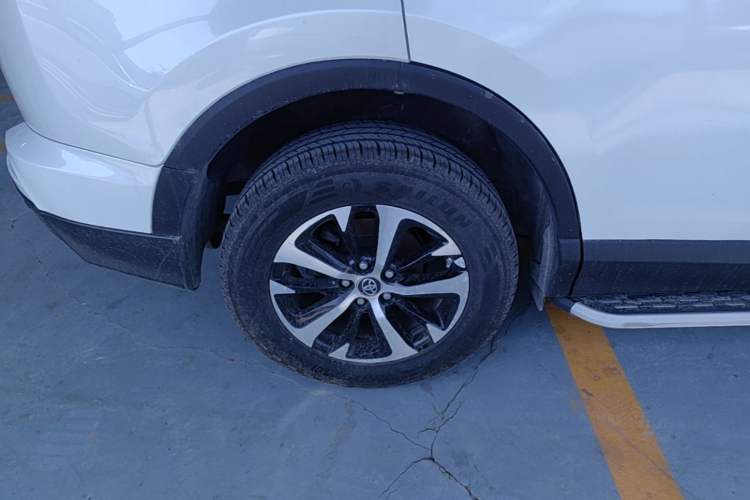 Used Toyota RAV4 2016 2.0L CVT Two-Wheel Drive Smart Edition China V Standard Right Rear Wheel Hub