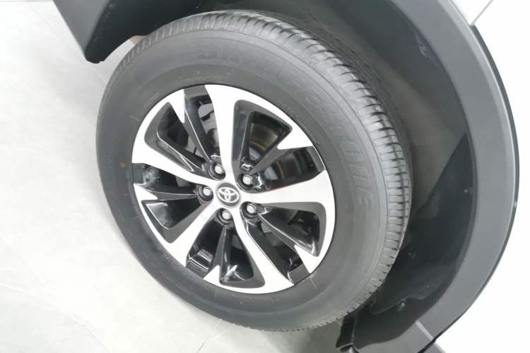 Used Toyota RAV4 2016 2.0L CVT Two-Wheel Drive Fashion Edition China V Standard Right Rear Wheel Hub