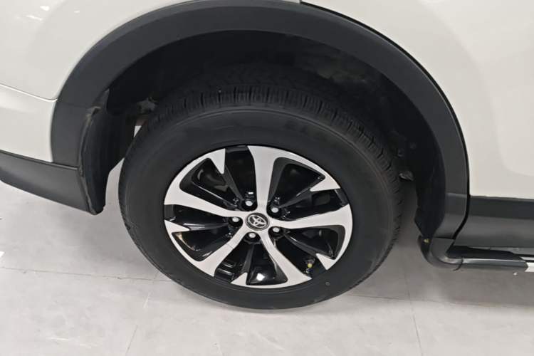 Used Toyota RAV4 2016 2.0L CVT Two-Wheel Drive Fashion Edition China V Standard Right Rear Wheel Hub