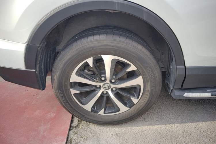 Used Toyota RAV4 2016 2.0L CVT Two-Wheel Drive Fashion Edition China V Standard Right Rear Wheel Hub