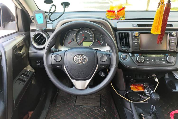 Used Toyota RAV4 2016 2.0L CVT Two-Wheel Drive Fashion Edition China V Standard Steering Wheel