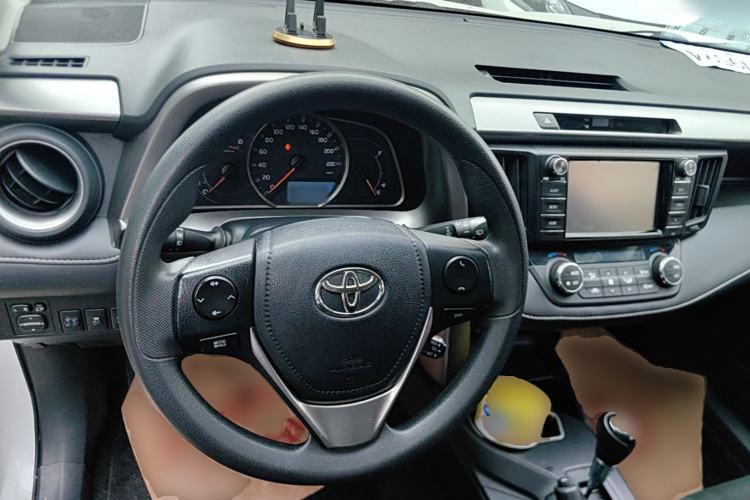 Used Toyota RAV4 2016 2.0L CVT Two-Wheel Drive Fashion Edition China V Standard Steering Wheel