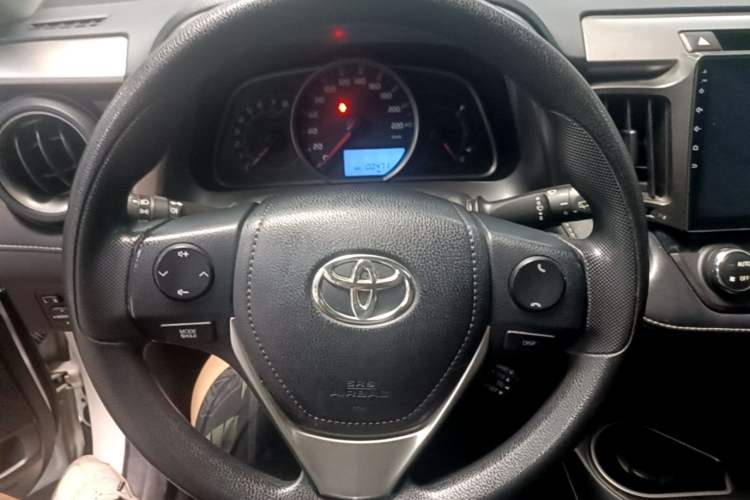 Used Toyota RAV4 2016 2.0L CVT Two-Wheel Drive Fashion Edition China V Standard Steering Wheel