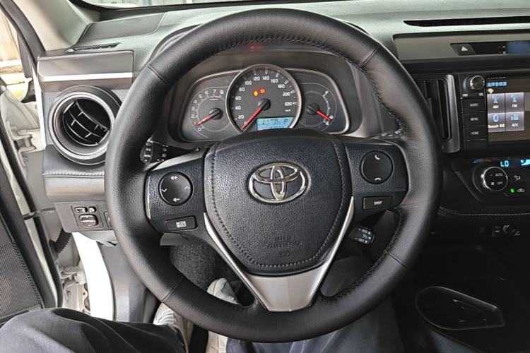 Used Toyota RAV4 2016 2.0L CVT Two-Wheel Drive Fashion Edition China V Standard Steering Wheel