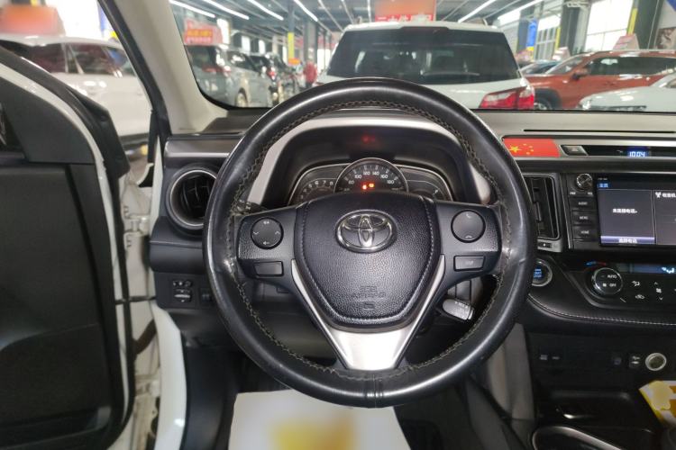 Used Toyota RAV4 2016 2.0L CVT Two-Wheel Drive Fashion Edition China V Standard Steering Wheel