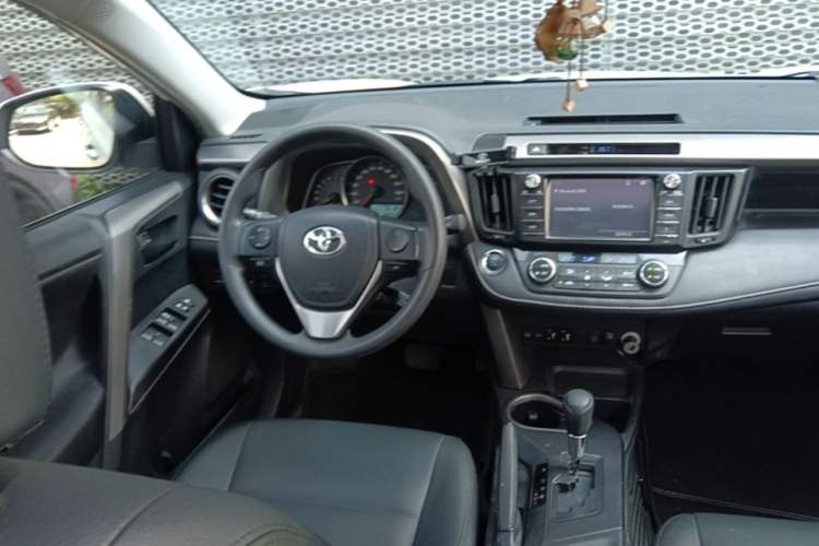 Used Toyota RAV4 2016 2.0L CVT Two-Wheel Drive Fashion Edition China V Standard Steering Wheel