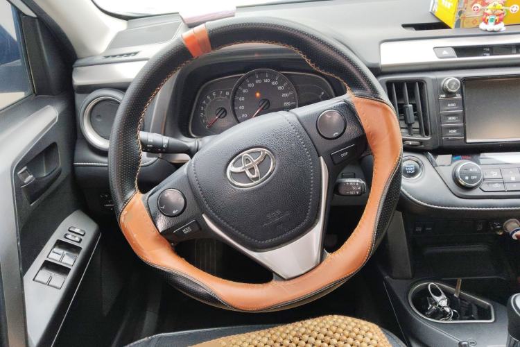 Used Toyota RAV4 2016 2.0L CVT Two-Wheel Drive Fashion Edition China V Standard Steering Wheel