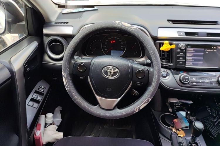Used Toyota RAV4 2016 2.0L CVT Two-Wheel Drive Fashion Edition China V Standard Steering Wheel