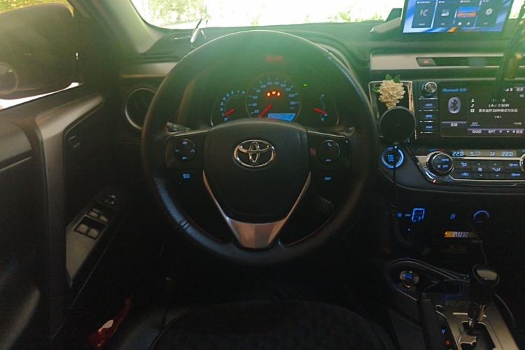Used Toyota RAV4 2016 2.0L CVT Two-Wheel Drive Fashion Edition China V Standard Steering Wheel