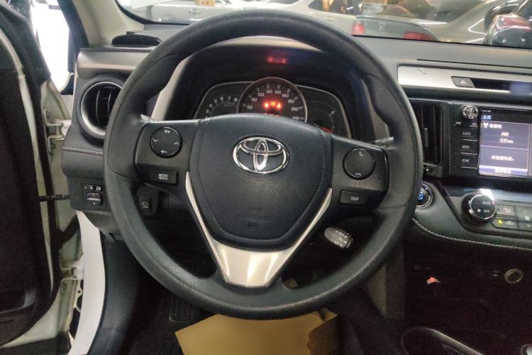 Used Toyota RAV4 2016 2.0L CVT Two-Wheel Drive Fashion Edition China V Standard Steering Wheel