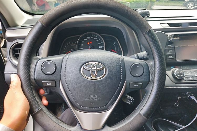 Used Toyota RAV4 2016 2.0L CVT Two-Wheel Drive Fashion Edition China V Standard Steering Wheel