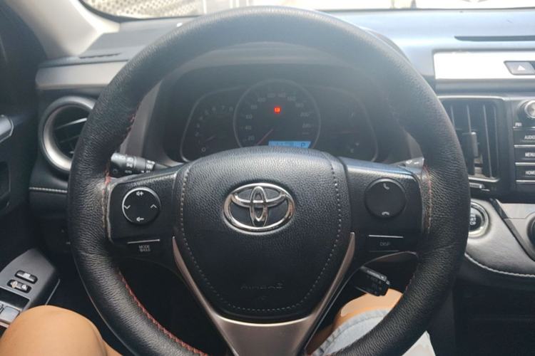 Used Toyota RAV4 2016 2.0L CVT Two-Wheel Drive Fashion Edition China V Standard Steering Wheel