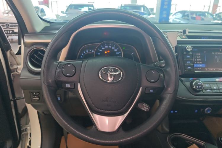 Used Toyota RAV4 2016 2.0L CVT Two-Wheel Drive Fashion Edition China V Standard Steering Wheel