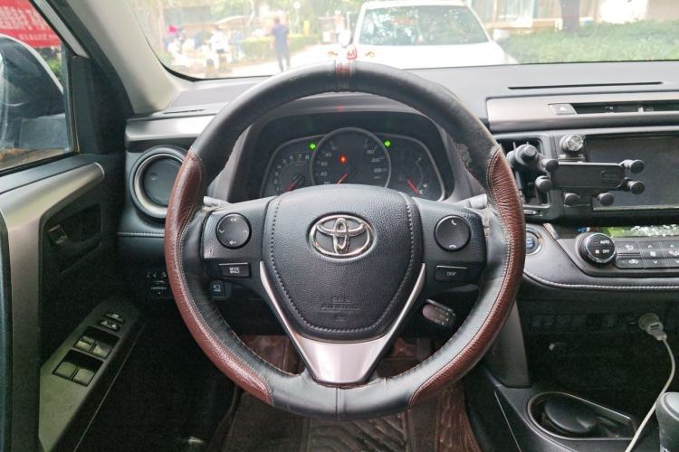 Used Toyota RAV4 2016 2.0L CVT Two-Wheel Drive Fashion Edition China V Standard Steering Wheel