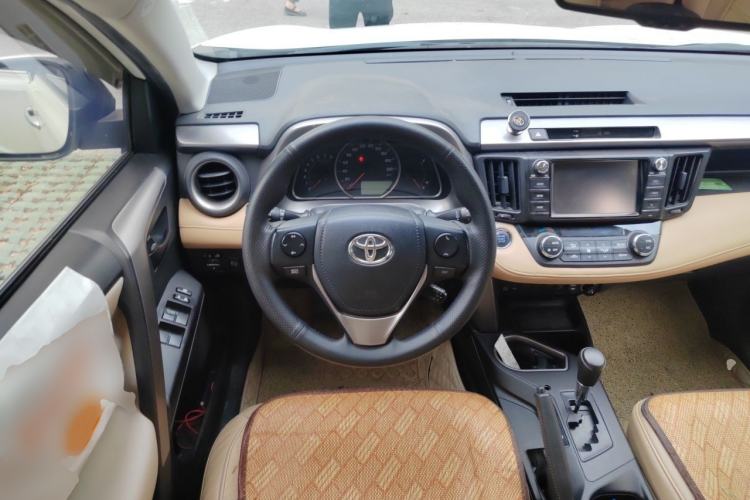 Used Toyota RAV4 2016 2.0L CVT Two-Wheel Drive Fashion Edition China V Standard Steering Wheel