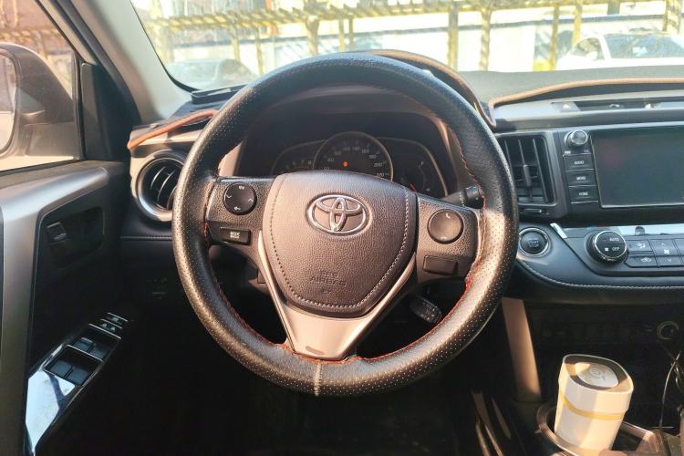 Used Toyota RAV4 2016 2.0L CVT Two-Wheel Drive Fashion Edition China V Standard Steering Wheel