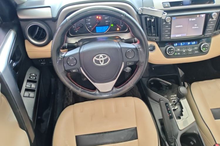 Used Toyota RAV4 2016 2.0L CVT Two-Wheel Drive Fashion Edition China V Standard Steering Wheel