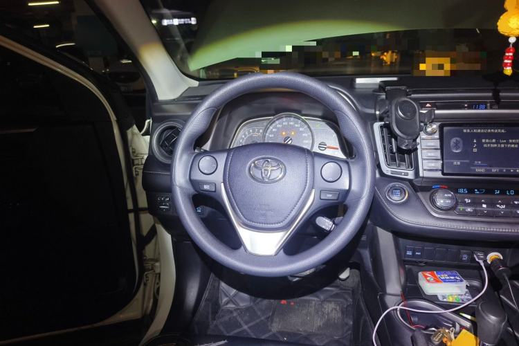 Used Toyota RAV4 2016 2.0L CVT Two-Wheel Drive Fashion Edition China V Standard Steering Wheel