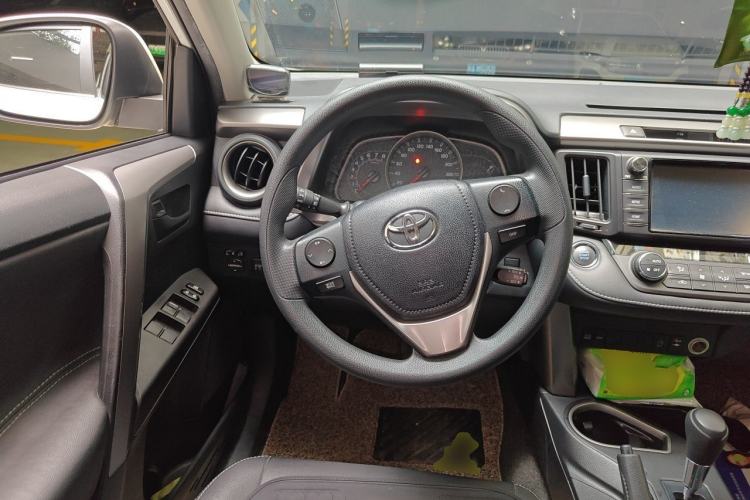 Used Toyota RAV4 2016 2.0L CVT Two-Wheel Drive Fashion Edition China V Standard Steering Wheel